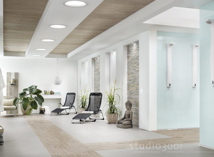 Studio3001 Fotografie Foto Interieur Hotel Wellness Wellnesbereich Dusche Liege Boden Modern Lampe Blume