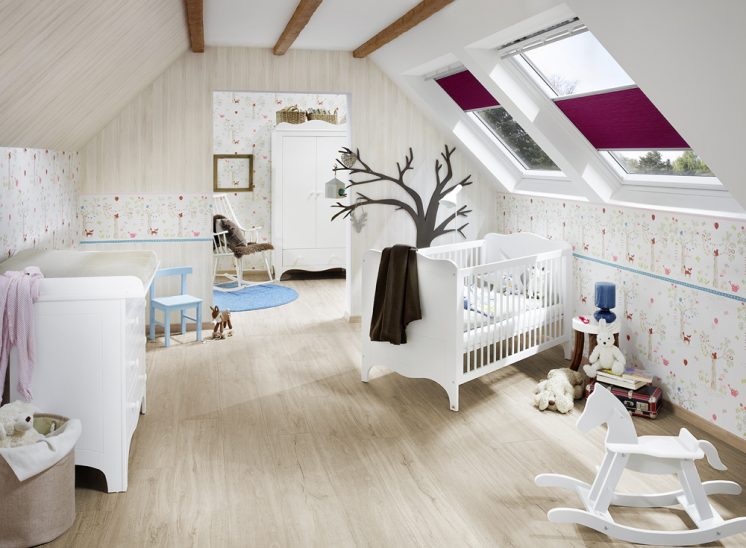 Studio3001 Fotografie Foto Interieur Kinderzimmer Kinderbett Schaukelpferd Holzboden Schrank Dachfenster Jalousie Baum Deko
