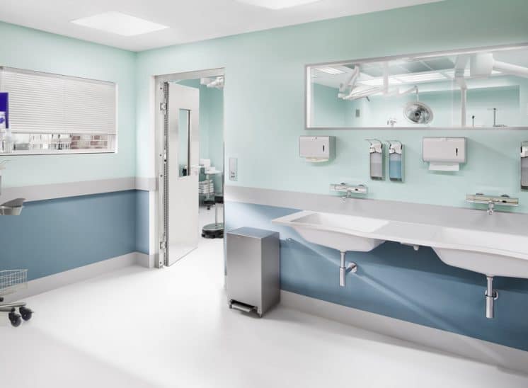 Studio3001 Fotografie Foto Interieur Krankenhaus Operationssaal Waschbecken Waschtisch Wand Tuerkis Blau Tuer Boden Weiss