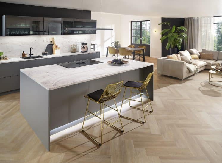 Studio3001 Fotografie Foto Interieur Kueche 1 Theke Armatur Kochfeld Stuehle Gold Kupfer Fischgraet Esszimmer Modern Luftig Großraum