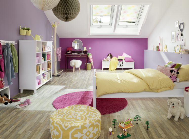 Studio3001 Fotografie Kinderzimmer Bett Boden Holz Sitzkissen Dachfenster Lampe Hocker Garderobe Spielzeug Teppich Bettdecke